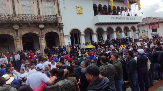 Cientos de personas se congregan frente a la Gobernación del Azuay, en Cuenca, el 27 de abril de 2023. 