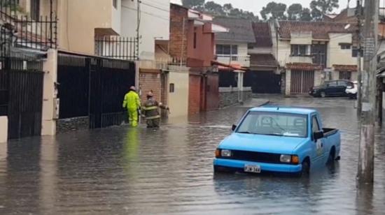 Inundación en la Feria Libre, en Cuenca, el 8 de abril de 2023. 