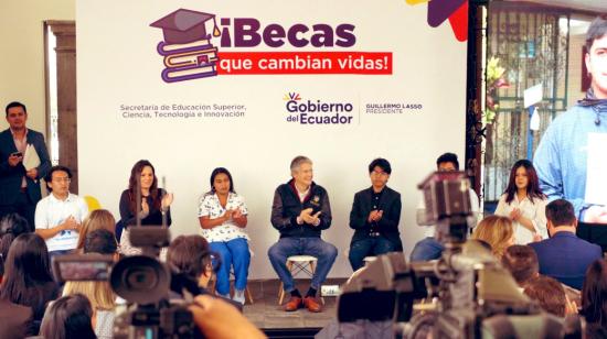 El presidente Guillermo Lasso durante el lanzamiento de las 20.000 becas, el 27 de abril de 2023 en Quito.