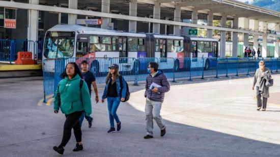 Usuarios de la Ecovía en la estación El Labrador, el 27 de abril de 2023.