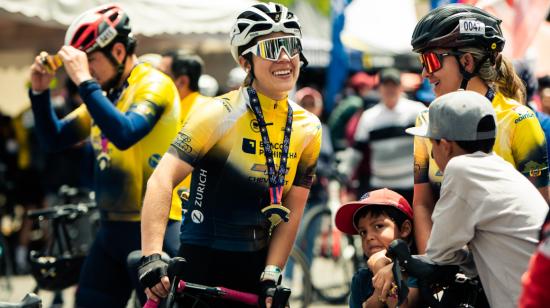 Los ciclistas compartieron con sus familias y amigos en la Etapa 1 del Tour Richard Carapaz - Banco Pichincha, en Quito, el 2 de abril de 2023. 