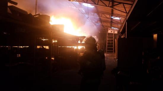 Un bombero durante un incendio en una bodega, en el norte de Guayaquil, el 27 de abril de 2023.