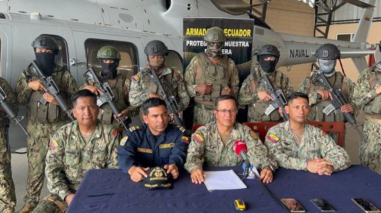 Miembros del Ejército entregan detalles del operativo en Esmeraldas, el 27 de abril de 2023.