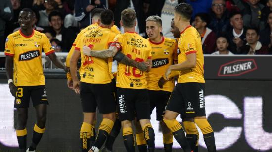 Los jugadores de Barcelona celebran en el partido ante Liga de Quito por la LigaPro, el 15 de abril de 2023.