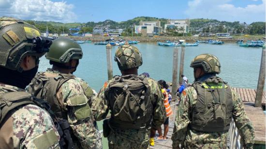 Militares en el ingreso de un muelle en el puerto artesanal de Esmeraldas, el 11 de abril de 2023. 