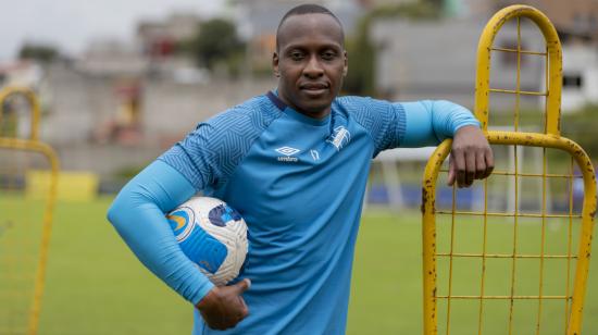 Yuber Mosquera en un entrenamiento de Universidad Católica, en el Complejo de la Armenia, el 25 de abril de 2023. 