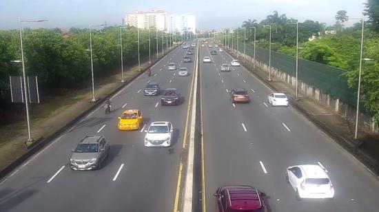 Panorámica del puente Guasamda, habilitado ante el cierre del viaducto sobre la av. Pedro Menéndez Gilbert, en Guayaquil, el 28 de abril de 2023. 