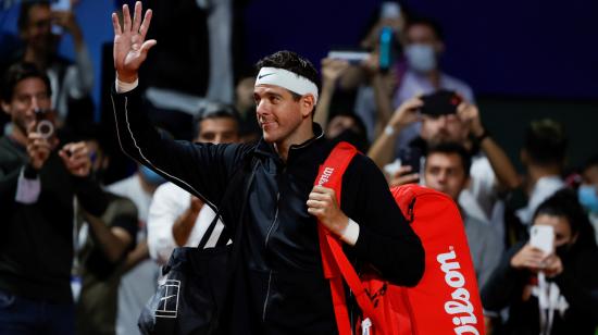 El argentino Juan Martín del Potro saluda antes de su juego frente a Federico Delbonis en el Argentina Open, en Buenos Aires, en 2022.