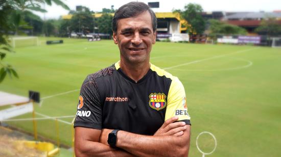 Fabián Bustos, entrenador de Barcelona, posa para una foto en las canchas alternas del estadio Banco Pichincha, el 21 de abril de 2023.