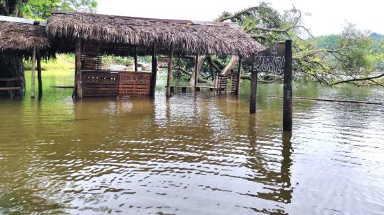 El caudal de la represa La Esperanza, ubicada en la parroquia Quiroga, a unos 12 kilómetros de Calceta, subió entre 70 a 80 metros y afectó negocios de la localidad. 