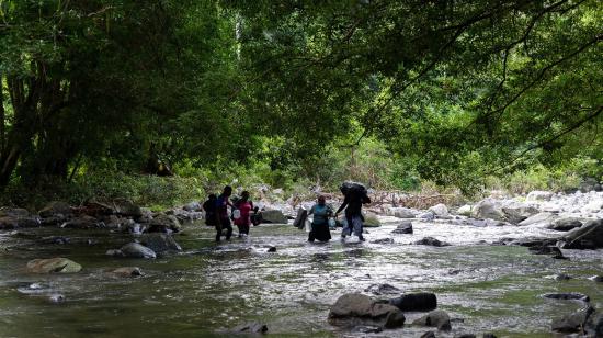 Varias personas cruzando uno de los tramos de la selva del Darién, entre Colombia y Panamá, septiembre de 2022. 