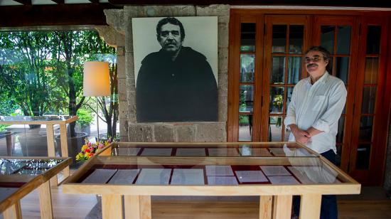 Gonzalo García posa junto a un retrato de su padre, Gabriel García Márquez.