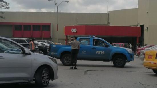 Exteriores de la puerta seis del centro comercial Albán Borja en Guayaquil, donde se reporta amenaza de explosivo, el 28 de abril de 2023. 