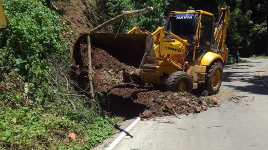  Limpieza de árboles que obstruyen la circulación en una vía de Manabí, tramo Puerto López – La Rinconada, sector Cinco Cerros. 