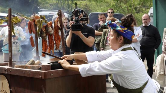 La chef manabita Valentina Álvarez, con su horno en España.