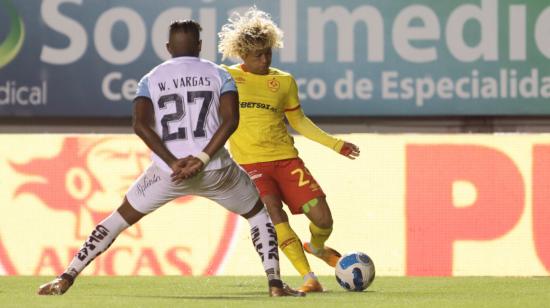 Carlos Cuero, de Aucas, en el partido ante Guayaquil City en el estadio Gonzalo Pozo Ripalda, el 28 de abril de 2023.