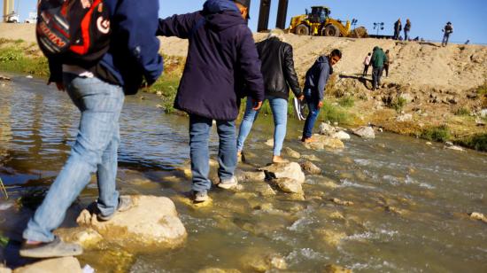 Migrantes venezolanos cruzan el Río Bravo. México, 17 de noviembre de 2022. 