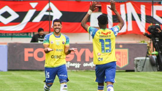 Los jugadores de Gualaceo celebran un gol ante Deportivo Cuenca, en el estadio Alejandro Serrano Aguilar, el 29 de abril de 2023.