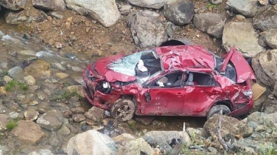 Así quedó el automóvil accidentado en el km 49 de la vía Cuenca - Molleturo.