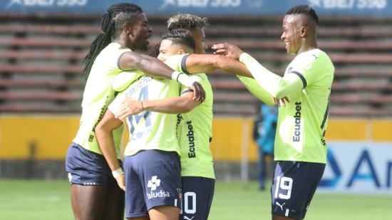 Los jugadores de Liga de Quito festejan un gol ante Universidad Católica, el 29 de abril de 2023.