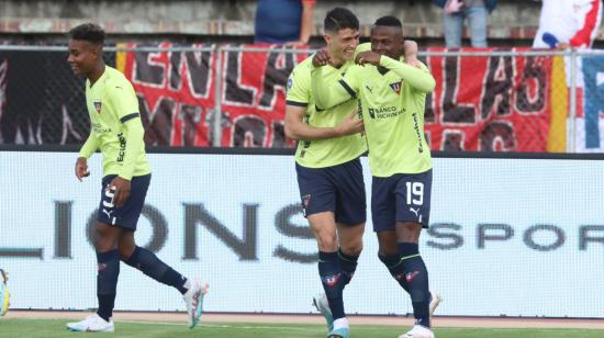 Los jugadores de Liga de Quito festejan un gol ante Universidad Católica, el 29 de abril de 2023.