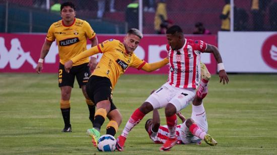 Christian Ortiz, de Barcelona, disputa un balón en el partido ante Técnico Universitario, en Ambato, el 29 de abril de 2023.