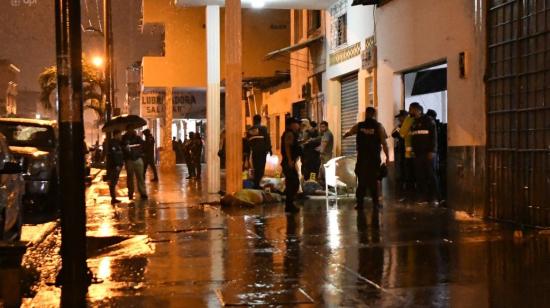 La Policía acudió a las calles Gómez Rendón y la 14, en Guayaquil, para investigar los asesinatos del 29 de abril.