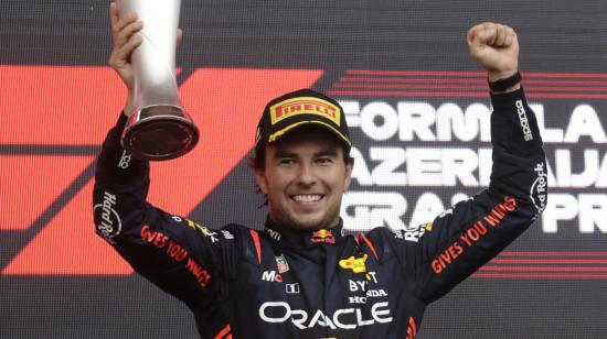 'Checo' Pérez levanta el trofeo del Gran Premio de Azerbaiyán, en Bakú, el 30 de abril de 2023.