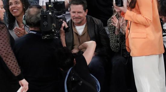 El actor Michael J. Fox asiste a un juego de la NBA en Nueva York, e 21 de abril de 2023.