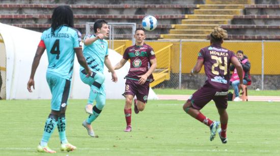 Jugadores de Cumbayá y Mushuc Runa disputan una pelota en el estadio Olímpico Atahualpa, el 30 de abril de 2023.