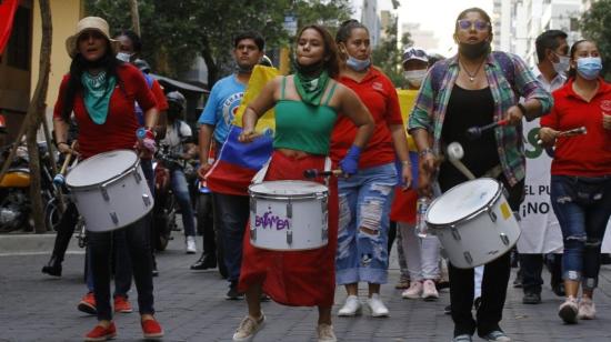 Mujeres en las marchas por el Día del Trabajador del 2022, en Guayaquil.