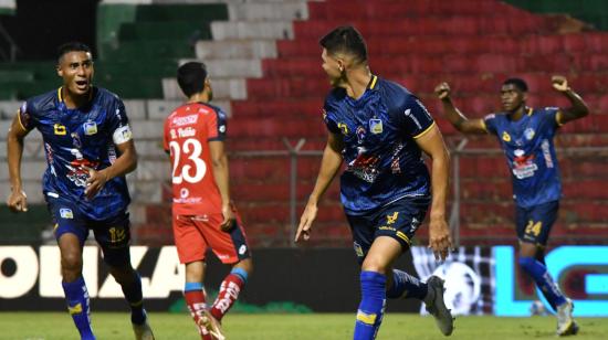 Los jugadores de Delfín festejan un gol ante El Nacional, el 30 de abril de 2023.