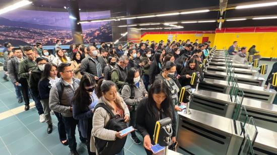 Personas en una estación del Metro de Quito, el 25 de abril de 2023.