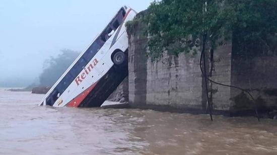 Bus de la cooperativa Reina del Camino en el río Blanco, en Esmeraldas, el 1 de mayo de 2023.