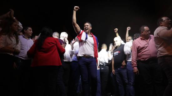 El presidente electo del Partido Colorado, Santiago Peña, celebra tras su victoria en su sede campaña, el 30 de abril de 2023.