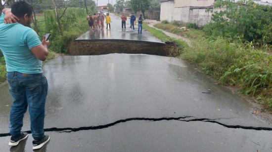 Moradores de la comuna Casas Viejas, en la vía a la Costa, el 2 de mayo de 2023. 