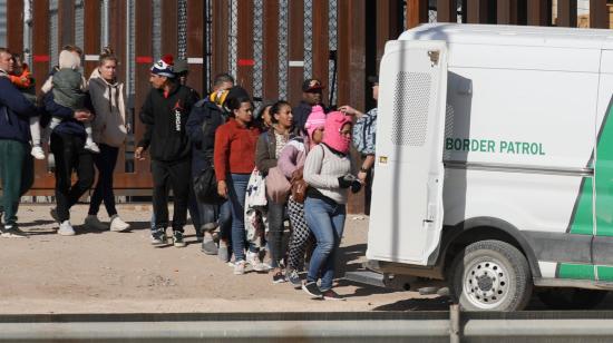 Migrantes son transferidos por agentes de la Patrulla Fronteriza después de cruzar el río Grande desde Ciudad Juárez a El Paso, Texas, para pedir asilo, el 27 de diciembre de 2022.