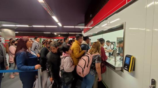 Personas se acercan a la ventanilla del Metro, en Quito, para comprar un boleto, el 3 de mayo de 2023. 