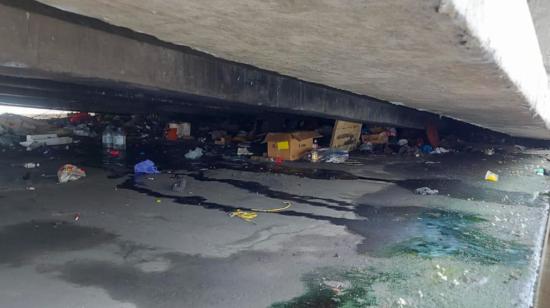 Algunos de los desechos encontrados debajo de un puente en Guayaquil, el 28 de abril de 2023. 