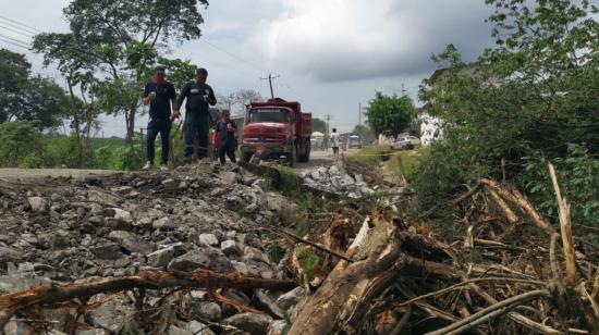 Más de 1.000 familias están incomunicadas en la comuna Casas Viejas, ubicada en el kilómetro 22 de la vía a la Costa, en la ruta Guayaquil-Salinas. 