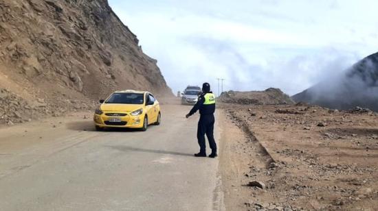 Un vigilante de la Comisión de Tránsito del Ecuador en la vía Cuenca-Molleturo. Imagen referencial. 