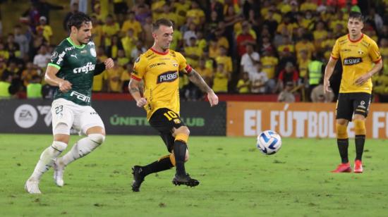 Damián Díaz maneja una pelota en el partido ante Palmeiras por la Copa Libertadores, en Guayaquil, el 3 de mayo de 2023.