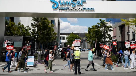 Miembros del sindicato de guionistas protestan frente a las oficinas de Netflix, en Los Ángeles, California, el 3 de mayo de 2023. 