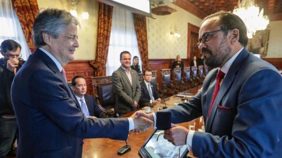 El presidente Guillermo Lasso posesiona a Paúl Carrasco como gobernador del Azuay, el 5 de mayo de 2023. 