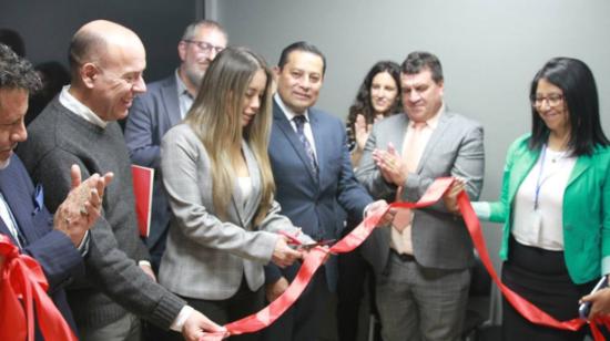 Los vocales de la Judicatura Ruth Barreno (con la tijera) y Juan José Morillo (a la derecha de Barreno) durante la inauguración de la Cámara Gesell en el Complejo Judicial de Pedro Moncayo, el 24 de abril de 2023.