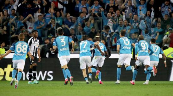 Los jugadores del Napoli  celebran un gol ante Udinese, por la Serie A de Italia, el 4 de mayo de 2023.