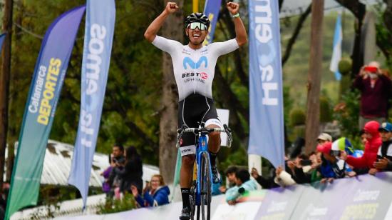 Santiago Montenegro levanta sus brazos y festeja su triunfo en la Vuelta Catamarca, el 4 de mayo de 2023.