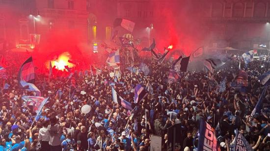 Miles de hinchas festejan el título del Napoli, en Italia, el 4 de mayo de 2023.