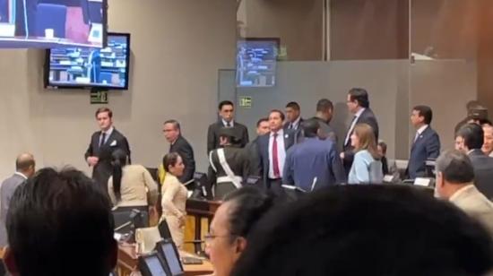 Imagen de altercado en la Asamblea entre los asambleístas Fernando Villavicencio y Esteban Torres, el 4 de mayo de 2023. 