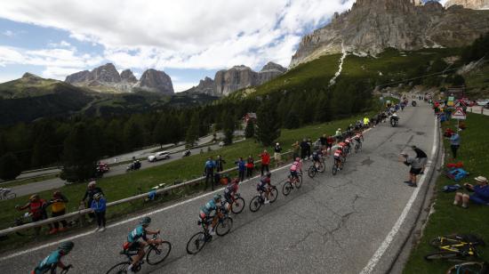 Los ciclistas suben al Passo Pordoi, el 18 de mayo, en el Giro de Italia 2022. 